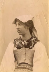 Ung kvinne iført tradisjonell kjole og hodeplagg, romersk landsbygd, Lazio, Italia, ca. 1905