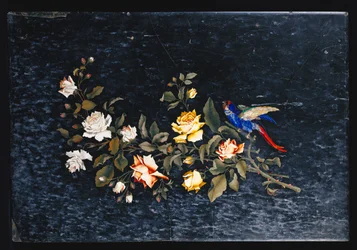 En italiensk bordplate av svart og hvit spraglet marmor med pietre dure-innlegg