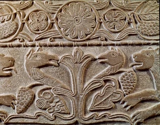 Arkeologi i middelalderen (middelalderen). Barbarisk kunst fra Lombardia: pluteus av prinsesse Theodote, elskerinne til kong Cunipert kalt den fromme Cuniperto, regne fra 688 til 700). Detalj av tallerkenen med griffiner, ca 720. Lombardkunst, marmor. Pavi