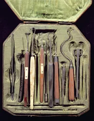 Eske med oftalmiske instrumenter (tre og metall)
