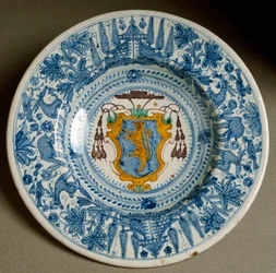 En kardinals våpenskjold. Keramisk fat produsert i Deruta, Italia. Omkring 1620, Firenze, Museo Nazionale del Bargello