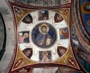 Kristus som gir velsignelse omgir symboler på evangelister Fresco fra 1200-tallets italienske skole. Hvelv 15 av krypten til katedralen i Anagni. Italia