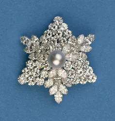 Sirkulær og marquise diamant snøfnuggbrosje fra Bulgari