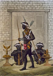 Kongos stammemenn og fetisjfigurer vokter palasset til Saba eller suveren, ca. 1820-30-tallet
