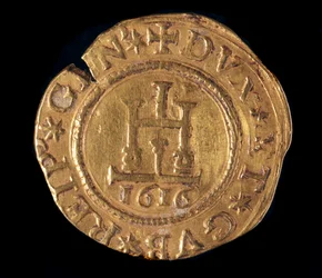Valutaen til republikken gener: en gullquadrupla med en Genova-portal. Diameter 32 mm. 1616. foran. Genes Musei di Strada Nuova