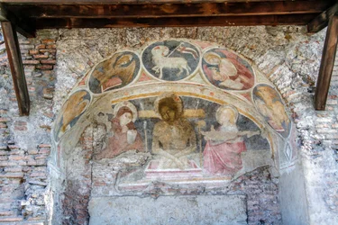 Deponering av Kristus mellom jomfru Maria, St. Johannes, med evangelistenes symboler og Agnus Dei på buen