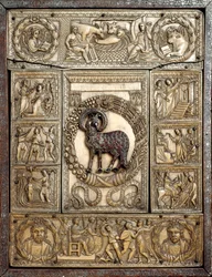 Evangelisk omslag kalt "Dittico delle cinque parti" (Dyptisk av de fem delene) i elfenben dekorerer episoder av veldedighet av Jesus. 5. århundre. Milano, Tesoro del Duomo