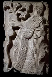 Figur av biskop, fragment fra gruppe som viser dåpsprosesjon, marmorbasrelieff, Italia
