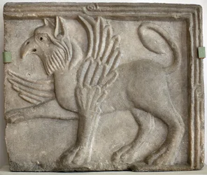Griff eller grype. Skulpturert lavrelieff, marmor, Venezia, Italia, 1100-tallet. Nasjonalgalleriet, Sternberg-palasset, Praha, Tsjekkia.