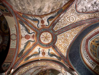 Innvendig utsikt over kapellet Saint Gregoire (Gregorio) dekorert med fresker av bysantinske påvirkninger laget av den romerske skolen på begynnelsen av 1200-tallet. Klosteret Saint Benedetto (Sacro Speco), Subiaco (Roma), Italia