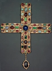 Lombardkunst: Golden Cross and Stones of Berengario (Berenger) (850-924) konge av Italia og keiser av Det hellige rike. 9. århundre Monza, Museum of the Cathedrale - Lombard kunst: gull og edelstener korset av Berengario (Berenger) (850-924), kongen av Ita