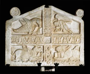Marmorskulptur med symboler på evangelister (tetramorf). Anonym langobardisk billedhugger fra 900-tallet. Fara Sabina (Rieti), Abbazia di Farfa