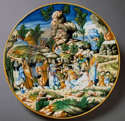 Moses lar vann strømme fra klippen og gir Israels folk å drikke. Keramisk fat produsert i Urbino i Fontana-verkstedet, Italia. Omkring 1560, Firenze, Museo Nazionale del Bargello