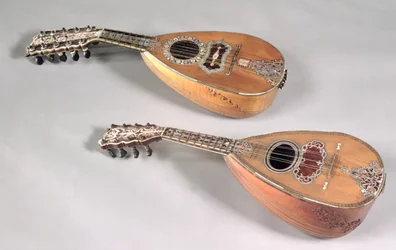 Napolitansk firedobbeltstrenget mandolin og en milanesisk seksdobbeltstrenget mandolin (tre)