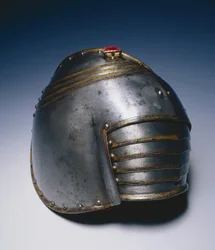 Pauldron for høyre skulder (blått stål med forgylte kanter)