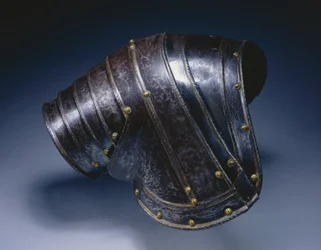 Pauldron for høyre skulder, ca. 1560-70 (blått og forgylt stål)