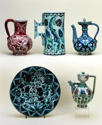 Topp, L-R: Kanne; Stor Tankard; Orientalsk kaffekanne; Bunn, L-R: Lader; Orientalsk kaffekanne, alt maiolica fra Cantagalli Factory, ca. 1890 (keramikk)