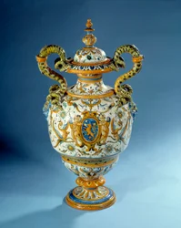 Vase med vridde håndtak i majolic (maiolica) laget i fajansefabrikkene til Patanazzi i Italia (slutten av 1500- og 1600-tallet) Paris, Louvre-museet