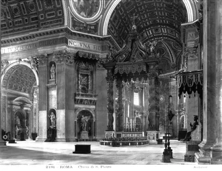 Innvendig visning av kirkekrysset, med baldacchino i midten