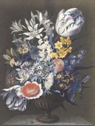 Urne med blomster på et marmorbord