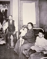 Innvandrerfamilie, Lower East Side, New York City, ca. 1910 (s/hvitt-bilde)