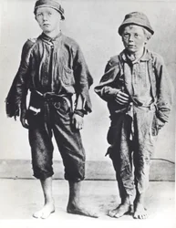 Street Arabs of New York City, ca. 1900 (s/hvitt-bilde)