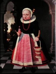 Portrett av en liten jente som holder en dukke og en kurv