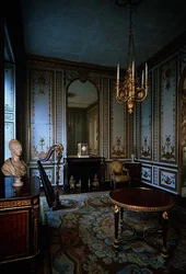 Cabinet Interieur de la Reine (dronningens indre kammer) dekorert med hvitt og gullpanel av Jacques Verberckt (1704-71) (bilde)