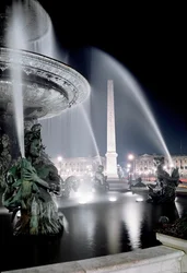 Utsikt over fontenen laget av Jacques Ignace Hittorff og obelisken på Place de la Concorde i Paris.