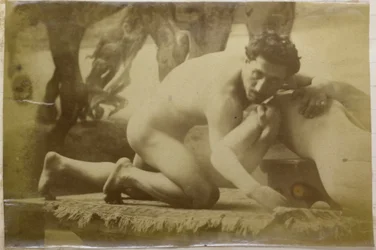 Studie av en mannlig nakenmodell, liggende på gulvet og bryte med en mannequin, i studioet til Jacques de Lalaing, mulig forstudie for maleriet The Wrestlers