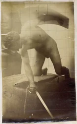 Studie van een mannelijk naaktmodel, op de knieën met een zwaard en schild in de handen, in het atelier van Jacques de Lalaing   1329795   no       norwegian Successfully Translated  Original: The Actor Iwai Hanshiro IV as Otatsu-gitsune in the Play Nue no