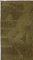 Studie av en mannlig nakenmodell som sitter på et trinn, sett forfra med et tau og bue på fanget, i studioet til Jacques de Lalaing