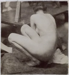 Studie av en kvinnelig nakenmodell, sett fra baksiden, i studioet til Jacques de Lalaing, forstudie for element for en fontene ved Musee des Beaux arts, Tournai og for en sirkulær fontene