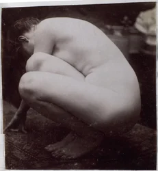 Studie av en kvinnelig nakenmodell, sett fra siden, i studioet til Jacques de Lalaing, forstudie for element for en fontene ved Musee des Beaux arts, Tournai og for en sirkulær fontene