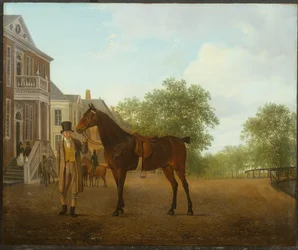 En gentleman som holder en salet hest i en gate ved en kanal