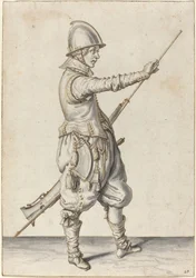 Elegant kledd soldat som tømmer kalveren sin