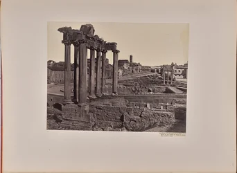 Oversikt over Forum Romanum sett fra Kapitolhøyden, med de åtte søylene i Saturntempelet i forgrunnen og Colosseum i bakgrunnen