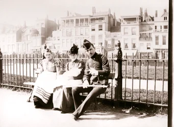 Folk på en benk, Rotterdam, 1898