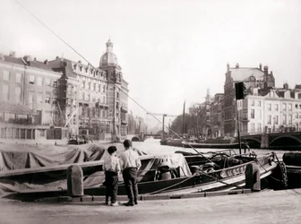 To gutter ved en kanal, Rotterdam, 1898.