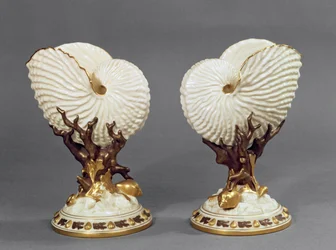 Par Worcester vaser formet som Nautilus skjell, 1880 porselen