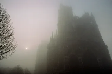 Utsikt over Notre-Dame i Amiens i morgentåken. NOTRE-DAME-KATEDRALEN, AMIENS,...
