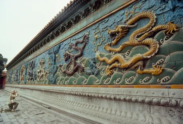 En kvinne fotograferer Ni-drage-skjermen. Beihai-parken, Beijing, Folkerepublikken Kina.