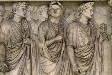 Ara Pacis Augustae, et frittstående alter for en gruppe enker, sorenskrivere, prester...