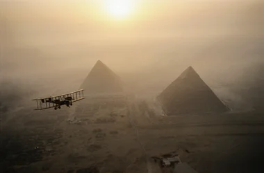 Veteranflyet Vimy flyr over tåkehyllede pyramider under en gyllen soloppgang...