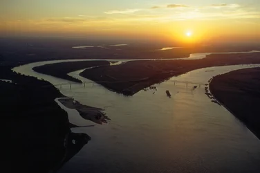 Luftfoto av samløpet mellom elvene Ohio og Mississippi i skumringen. Cairo, Illinois.