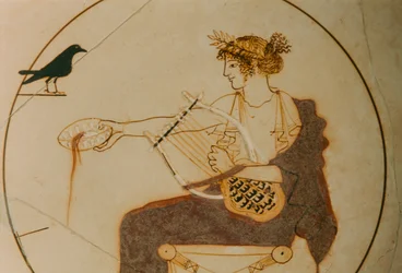 Hvitbunnet kylix dekorert med en representasjon av Apollon. Guden sitter på...