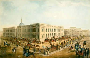Nordøst-utsikt over det gamle generalpostkontoret med Royal Mail-vognene som forbereder seg til avgang, ca. 1830 (akvatint på papir)
