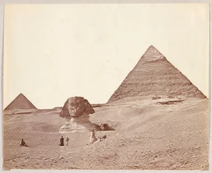 Egypt. Giza. Sfinksen med pyramidene til Kheops og Mykerinos i bakgrunnen