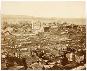 «Nuri Osmaniye» [Istanbul. Bypanorama med utsikt over moskeene: Nuruosmaniye-moskeen (i midten), Den blå moské (i bakgrunnen til høyre) og Ayasofya (Hagia Sophia) (til venstre)]