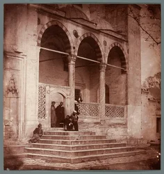 «Portikoen ved Süleymaniye» [Istanbul. Portikoen ved Süleymaniye-moskeen]
